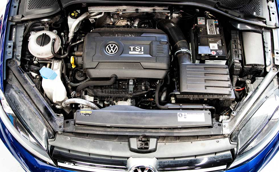 Motorový prostor VW Golf 7 vyžadující upravenou nádobu na ostřikovače